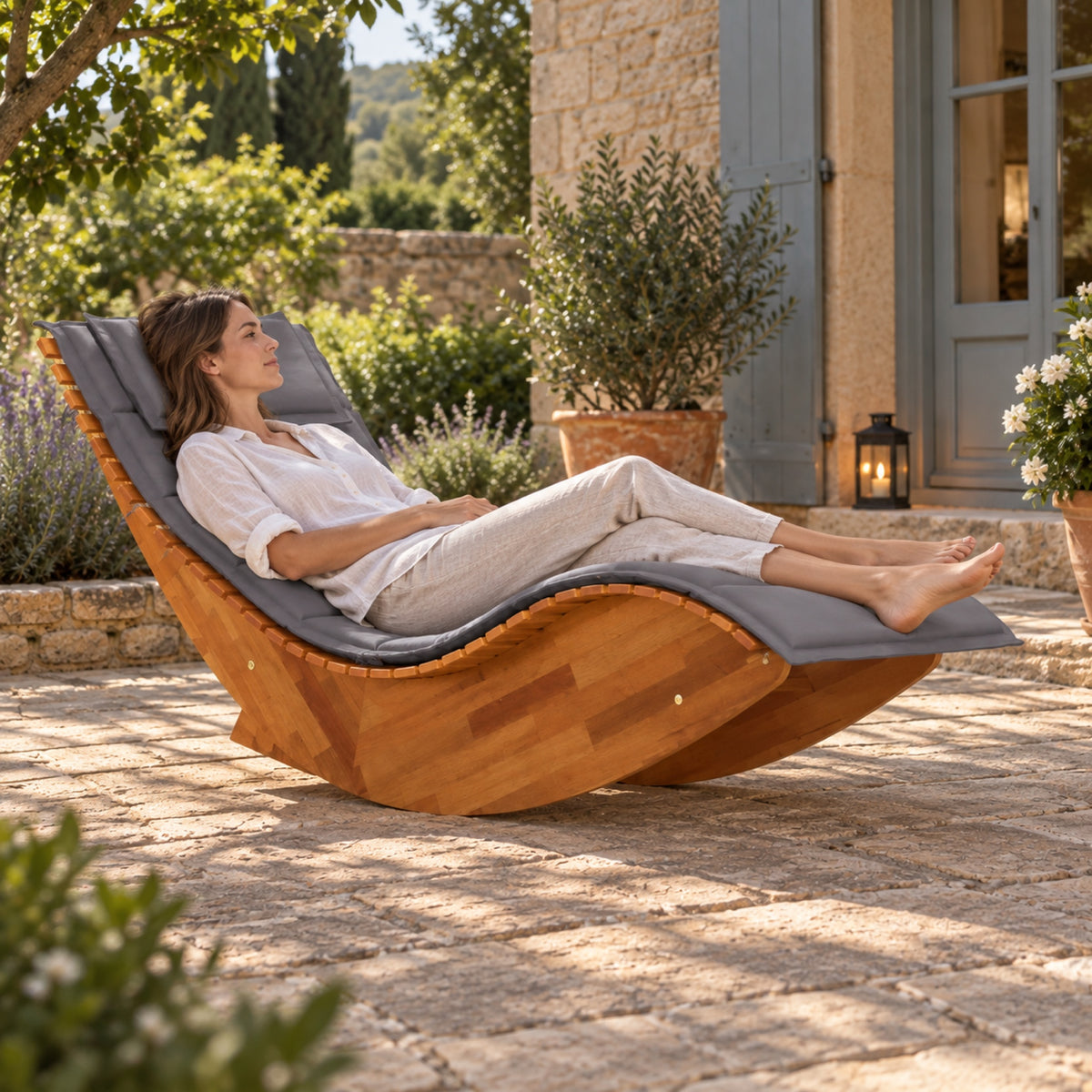 Chaise longue à bascule en acacia massif, coussin gris, à l'usage