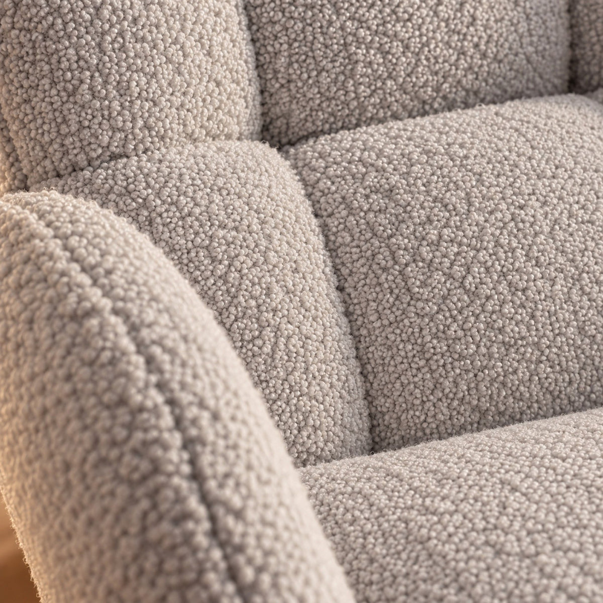 Chaise à bascule en fausse laine d'agneau, dossier haut – détail de la matière