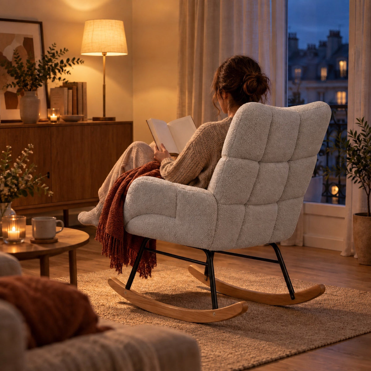 Chaise à bascule en fausse laine d'agneau, dossier haut – au salon