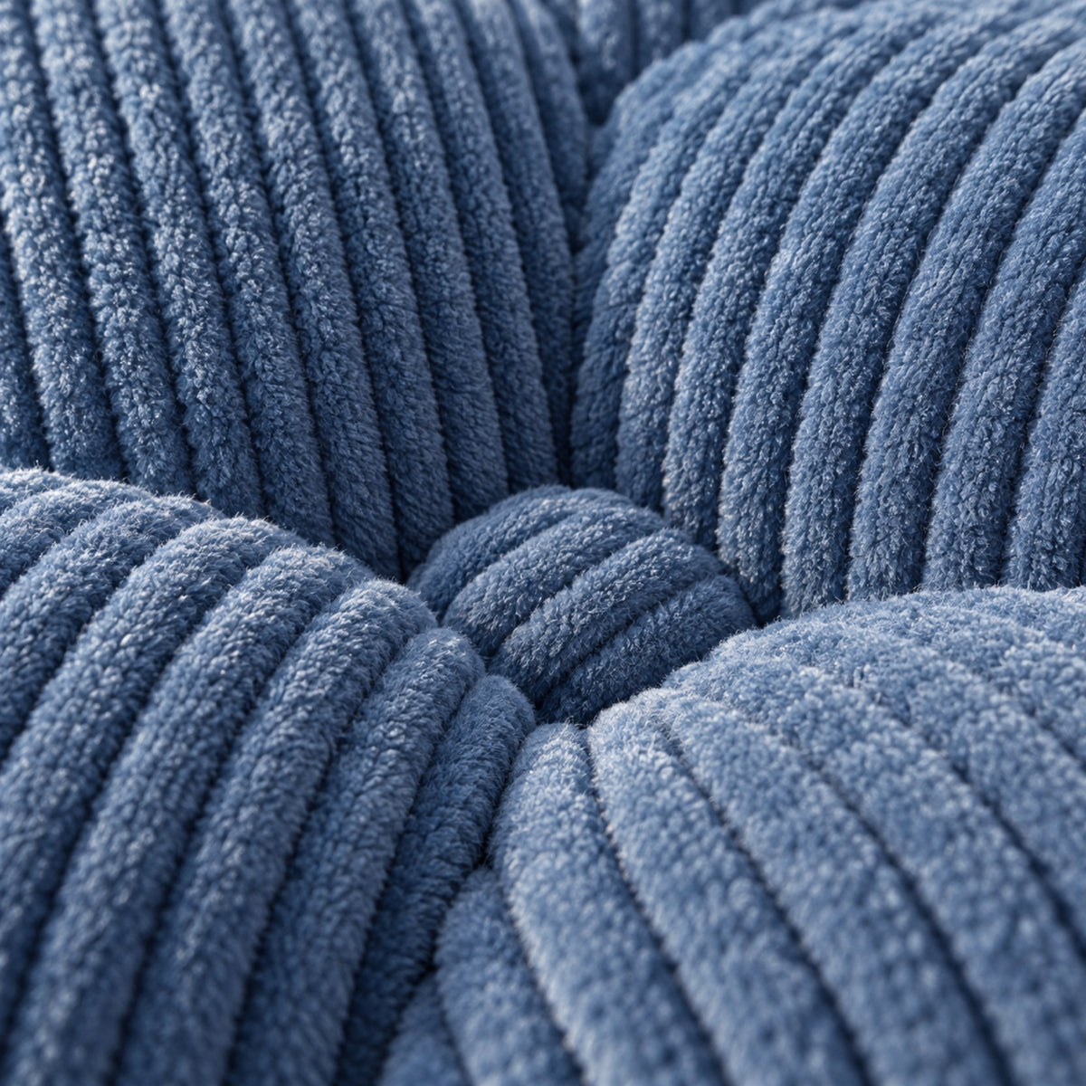 Coussin de sol carré en velours côtelé capitonné, gros plan sur la matière, coloris Bleu jean