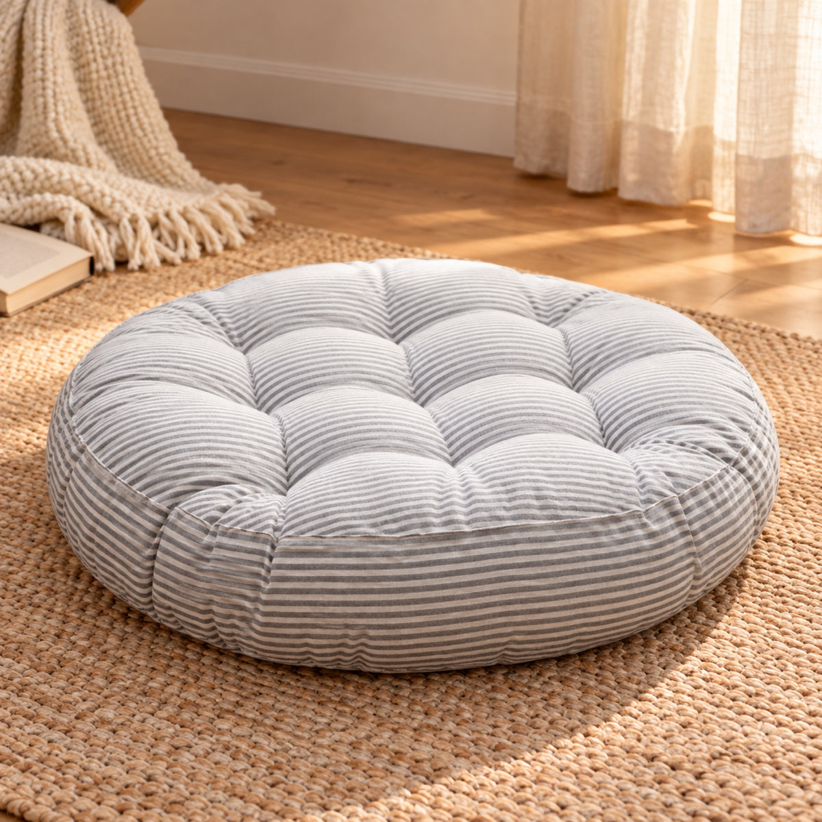 Coussin de sol rond rayé et capitonné, vue principale, coloris Rayé gris