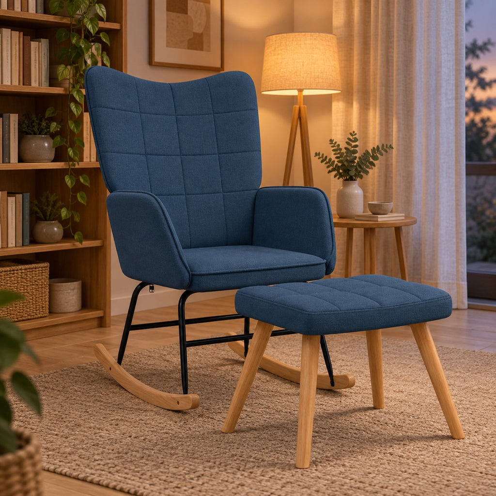 Le fauteuil bleu et son tabouret dans un coin lecture, près d'une bibliothèque.