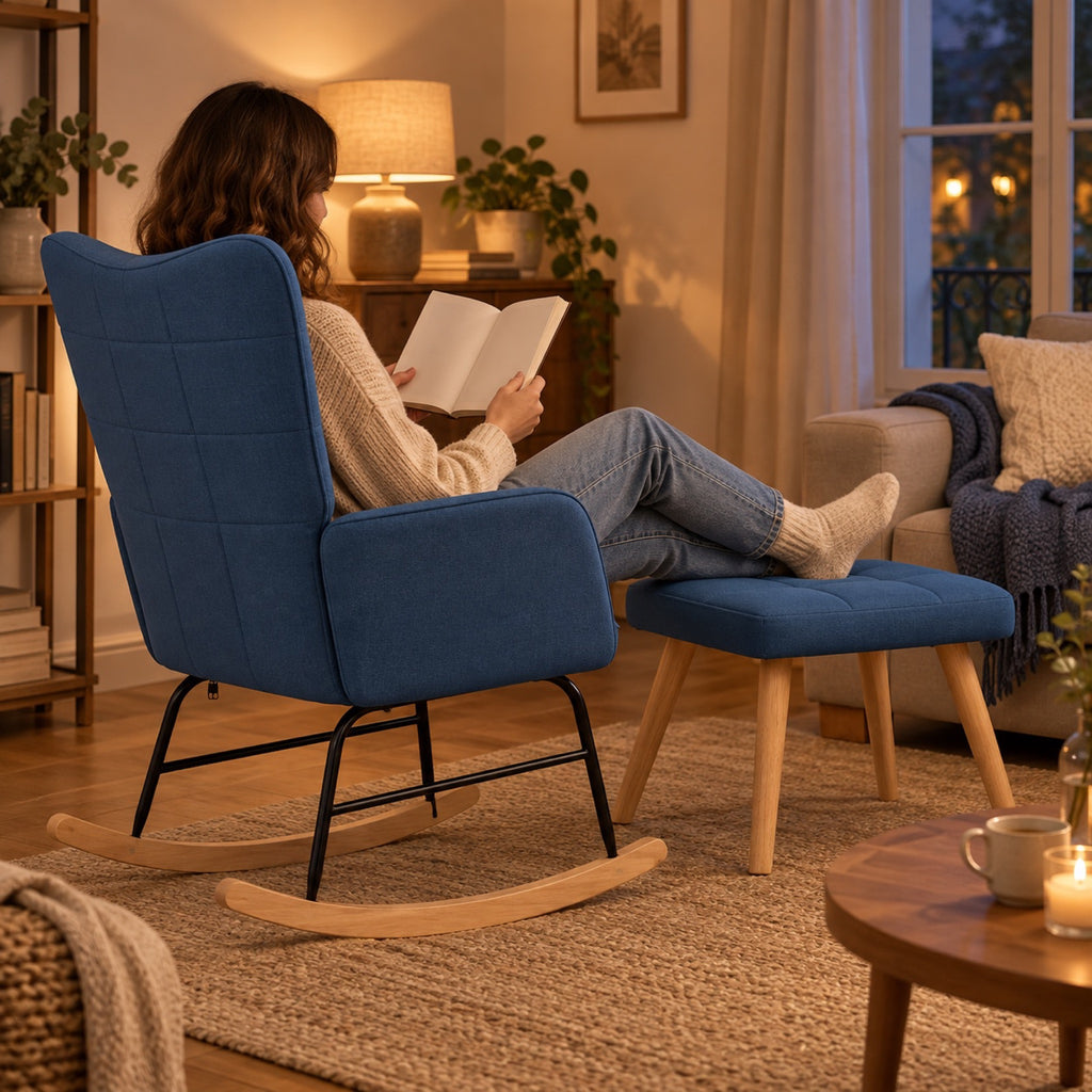 Une personne détendue dans le fauteuil bleu, les pieds posés sur le tabouret assorti.
