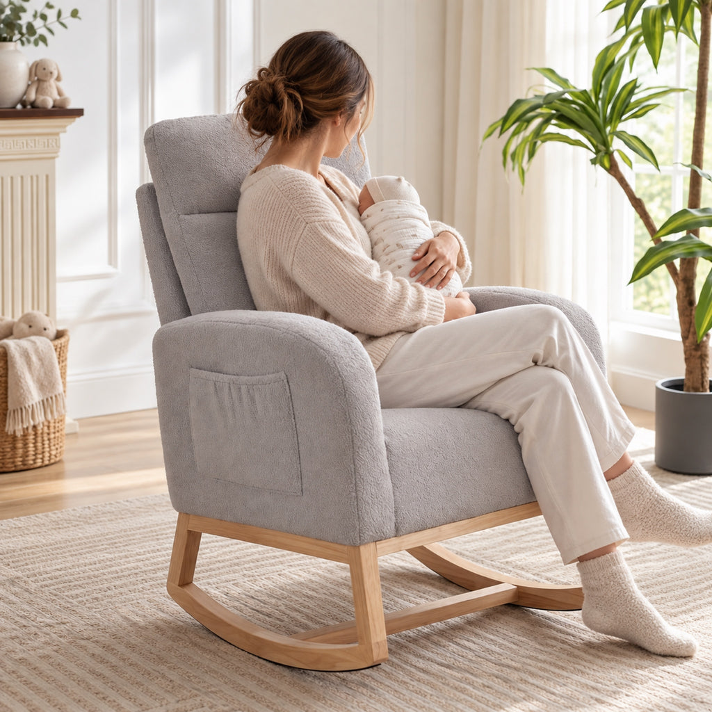 Fauteuil à bascule en teddy gris clair, dossier haut, à l'usage