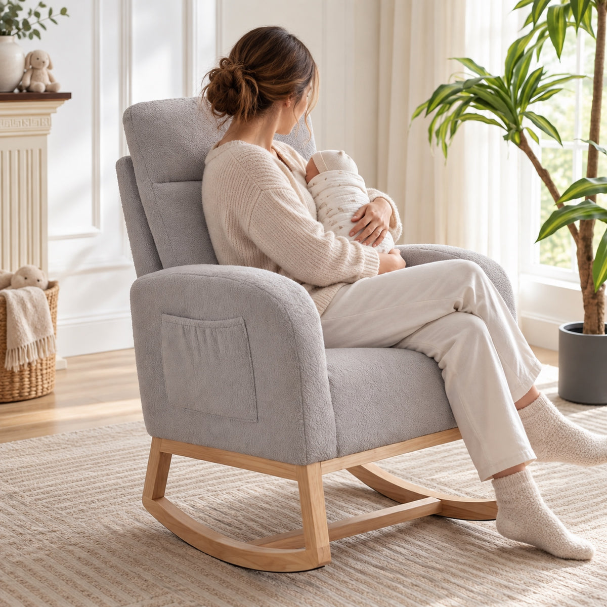Fauteuil à bascule en teddy gris clair, dossier haut, à l'usage
