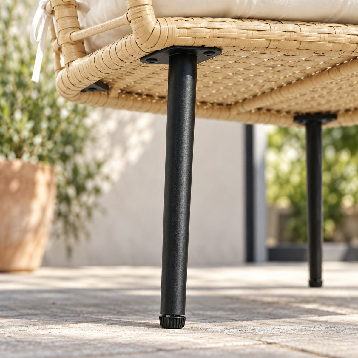 Fauteuil cocon sur pieds en résine tressée, avec pouf, détail de fabrication