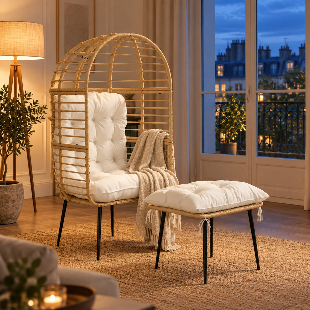 Fauteuil cocon sur pieds en résine tressée, avec pouf, mis en situation