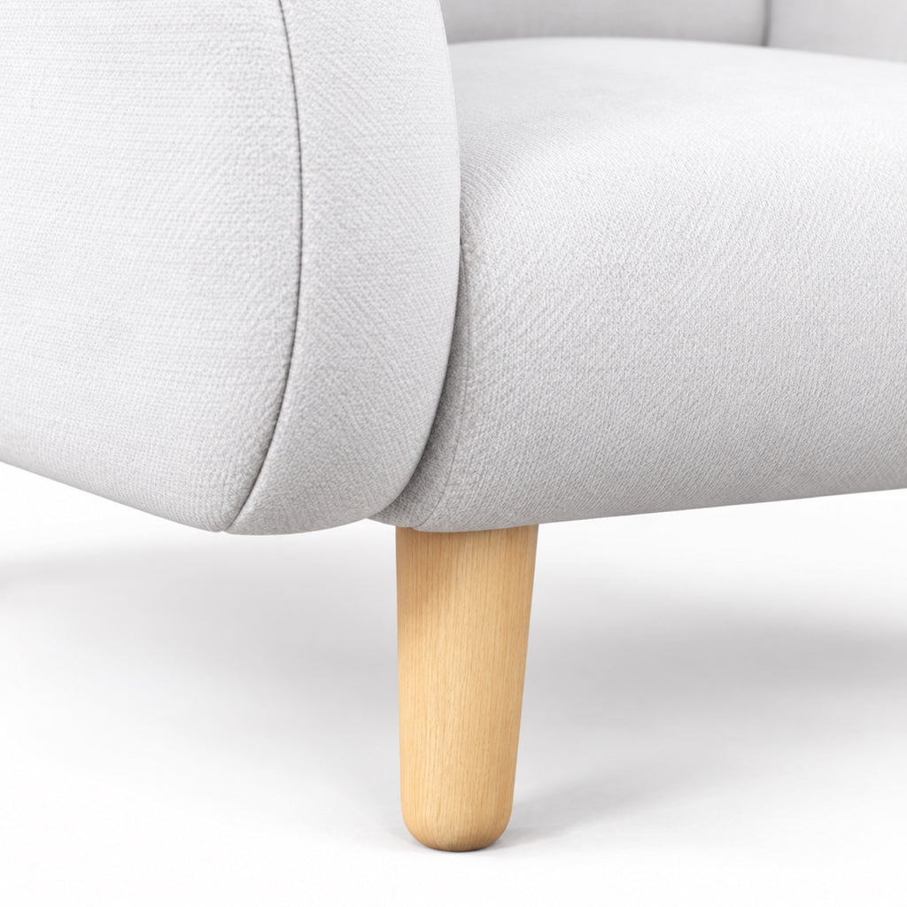 Fauteuil enfant nuage en tissu blanc, pieds effet bois, détail de fabrication