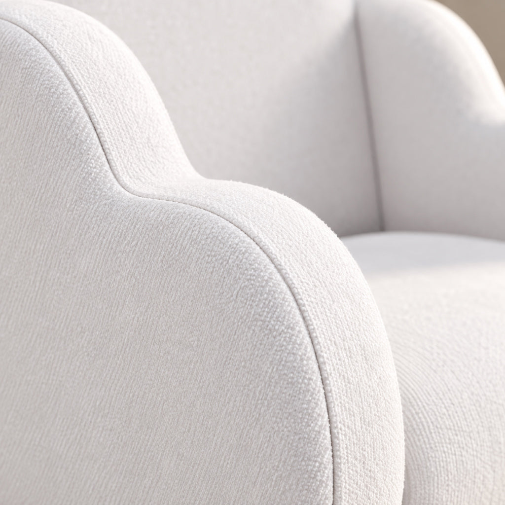 Fauteuil enfant nuage en tissu blanc, pieds effet bois, gros plan sur la matière