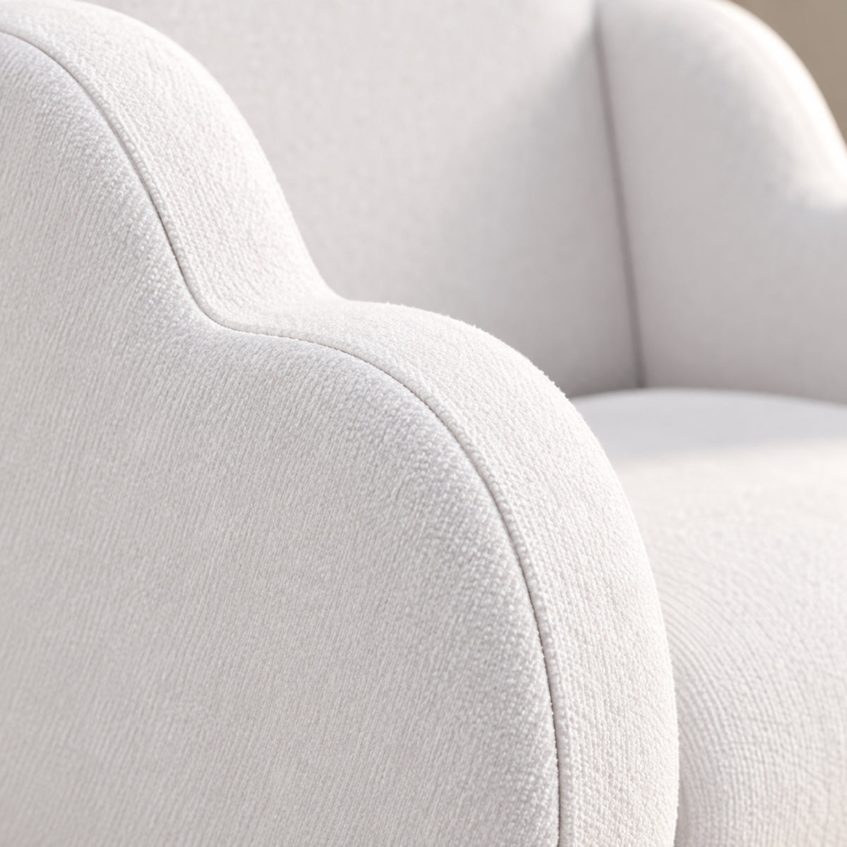 Fauteuil enfant nuage en tissu blanc, pieds effet bois, gros plan sur la matière