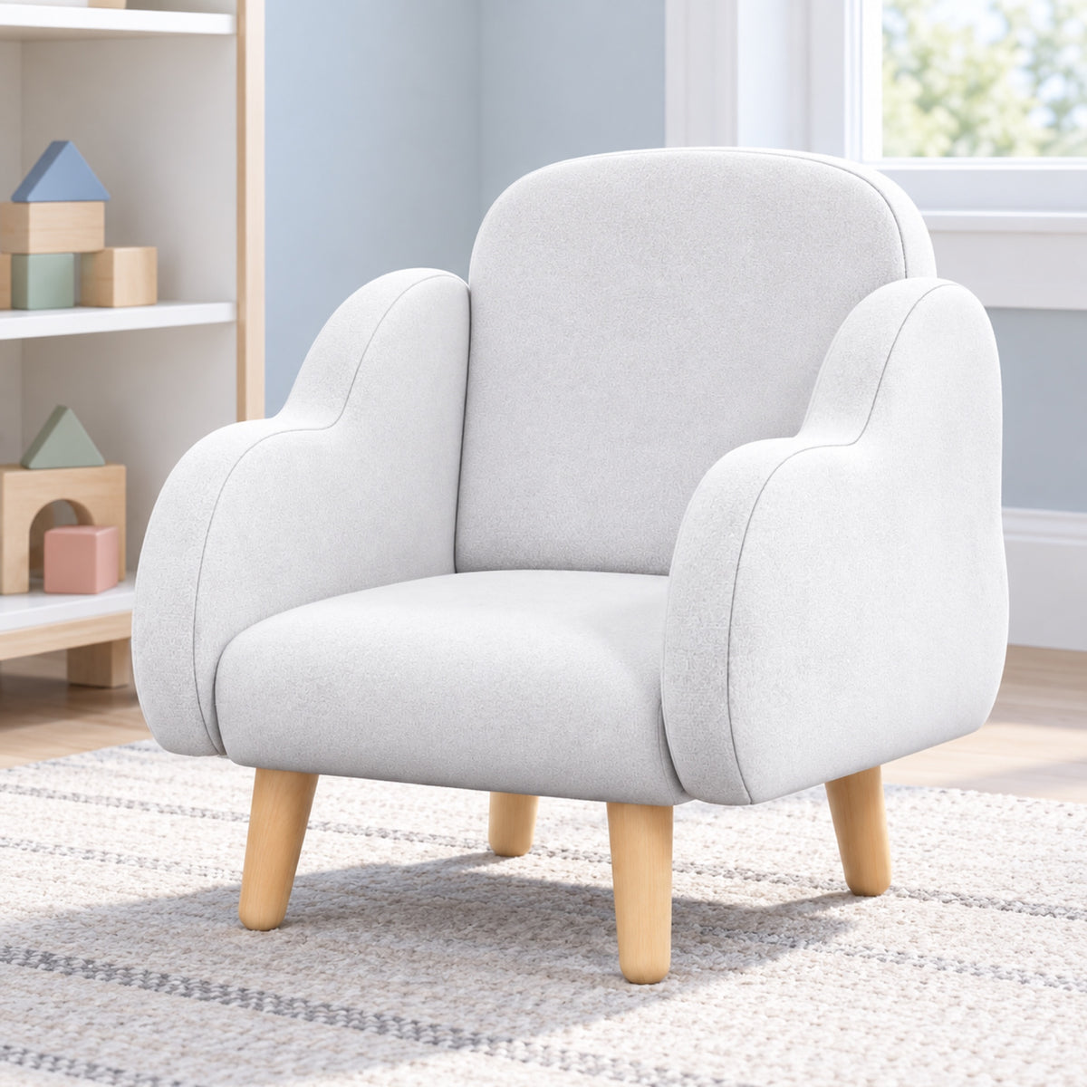 Fauteuil enfant nuage en tissu blanc, pieds effet bois, mis en situation