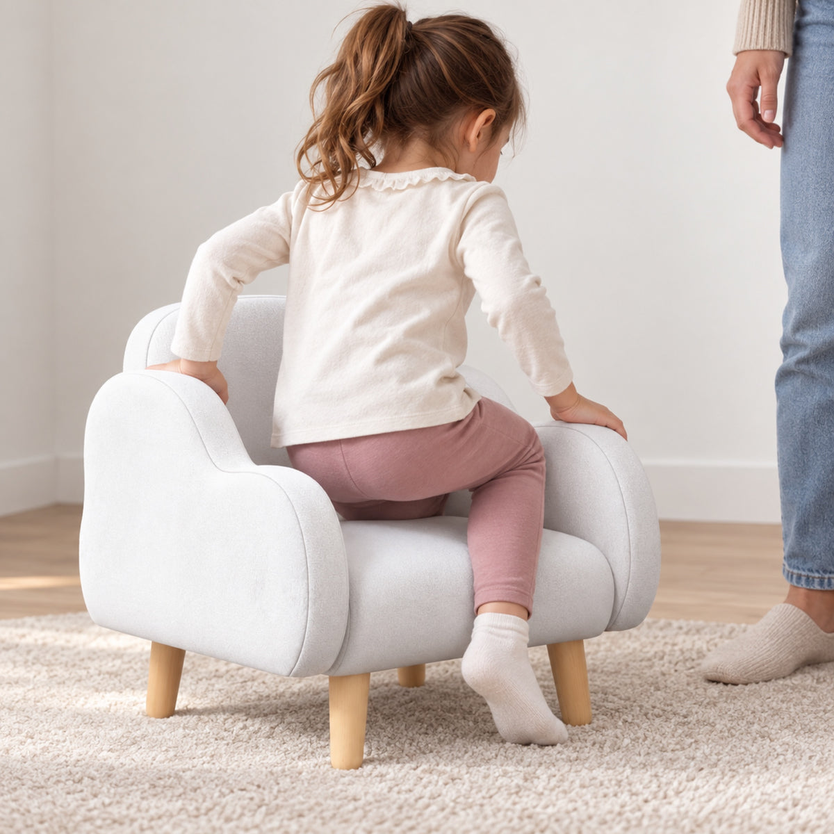 Fauteuil enfant nuage en tissu blanc, pieds effet bois, à l'usage