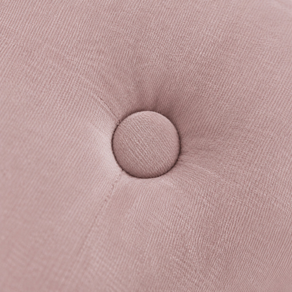 Fauteuil enfant en velours rose avec pouf assorti, gros plan sur la matière