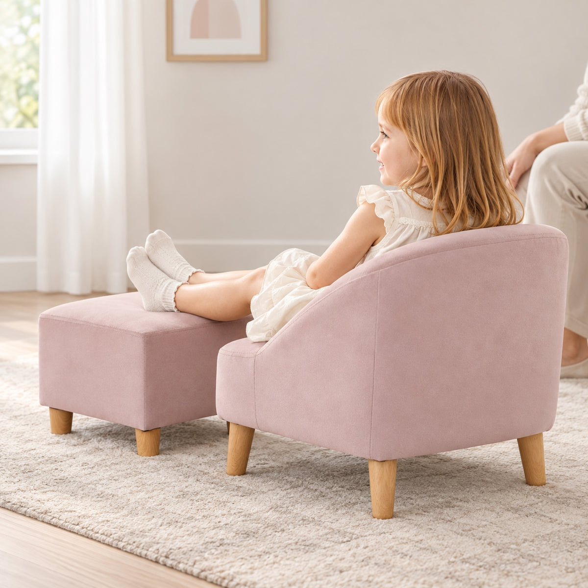 Fauteuil enfant en velours rose avec pouf assorti, à l'usage