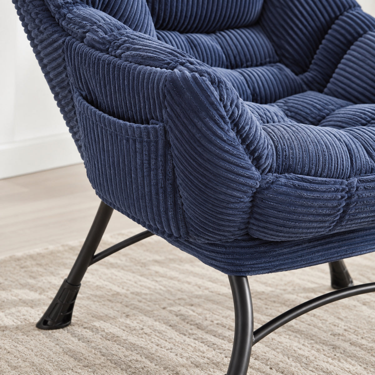 Fauteuil lounge moelleux en tissu côtelé, avec pouf, détail de fabrication, coloris Bleu nuit