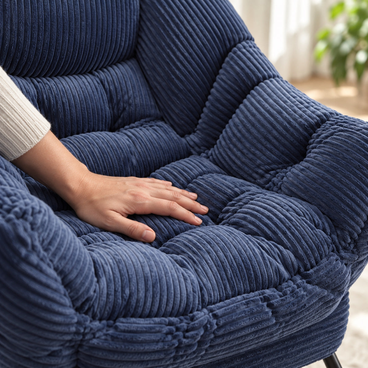 Fauteuil lounge moelleux en tissu côtelé, avec pouf, gros plan sur la matière, coloris Bleu nuit