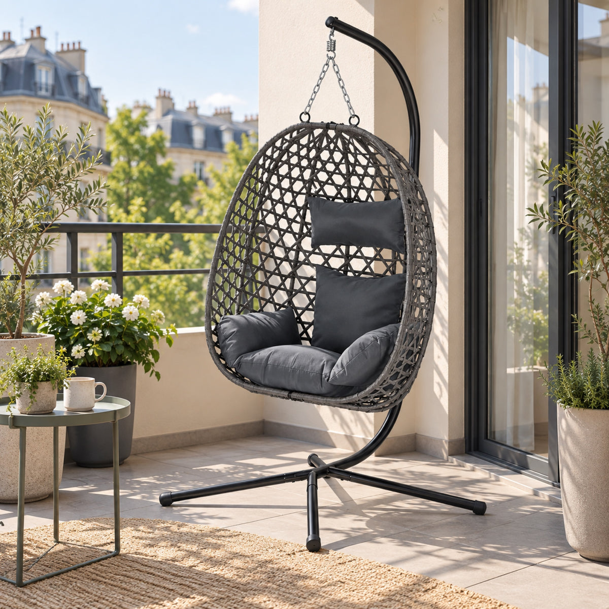 Fauteuil œuf suspendu sur pied, rotin gris ou noir, mis en situation, coloris Gris