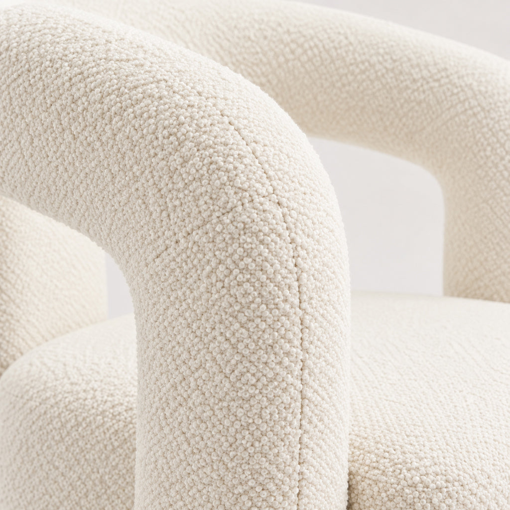 Fauteuil pivotant 360° en bouclette, dossier sculpté, gros plan sur la matière, coloris Blanc cassé