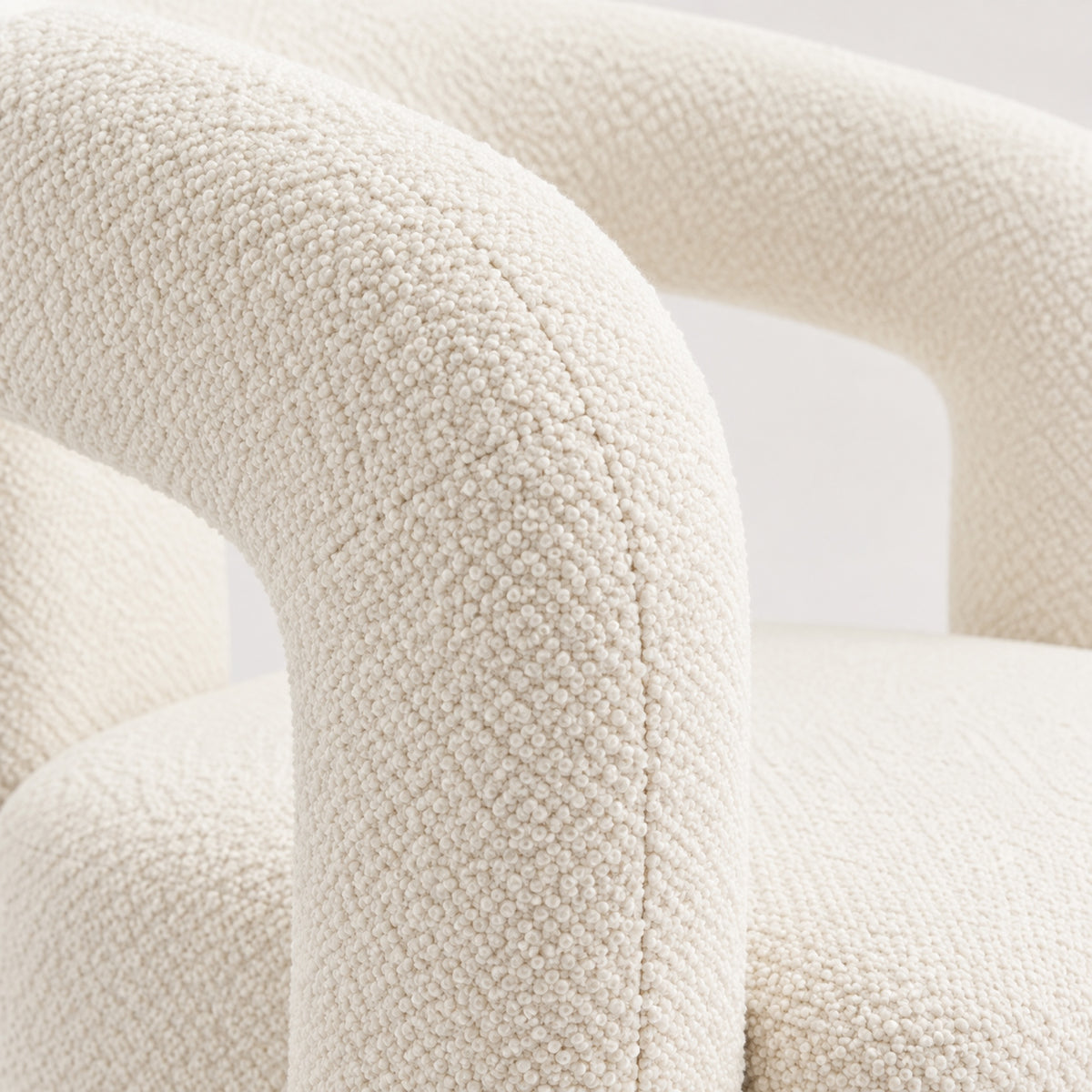 Fauteuil pivotant 360° en bouclette, dossier sculpté, gros plan sur la matière, coloris Blanc cassé