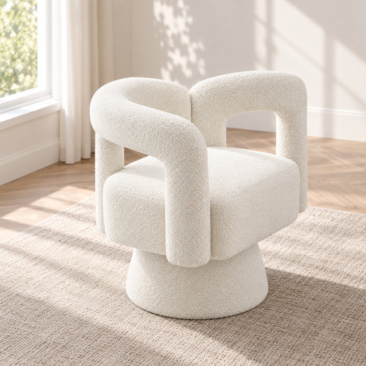 Fauteuil pivotant 360° en bouclette, dossier sculpté, mis en situation, coloris Blanc cassé