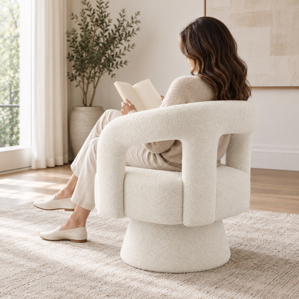 Fauteuil pivotant 360° en bouclette, dossier sculpté, à l'usage, coloris Blanc cassé