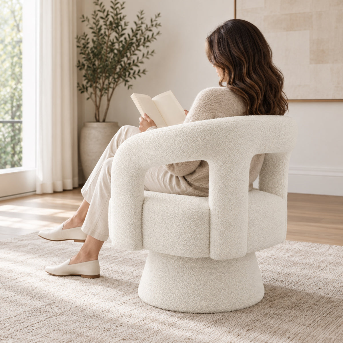 Fauteuil pivotant 360° en bouclette, dossier sculpté, à l'usage, coloris Blanc cassé