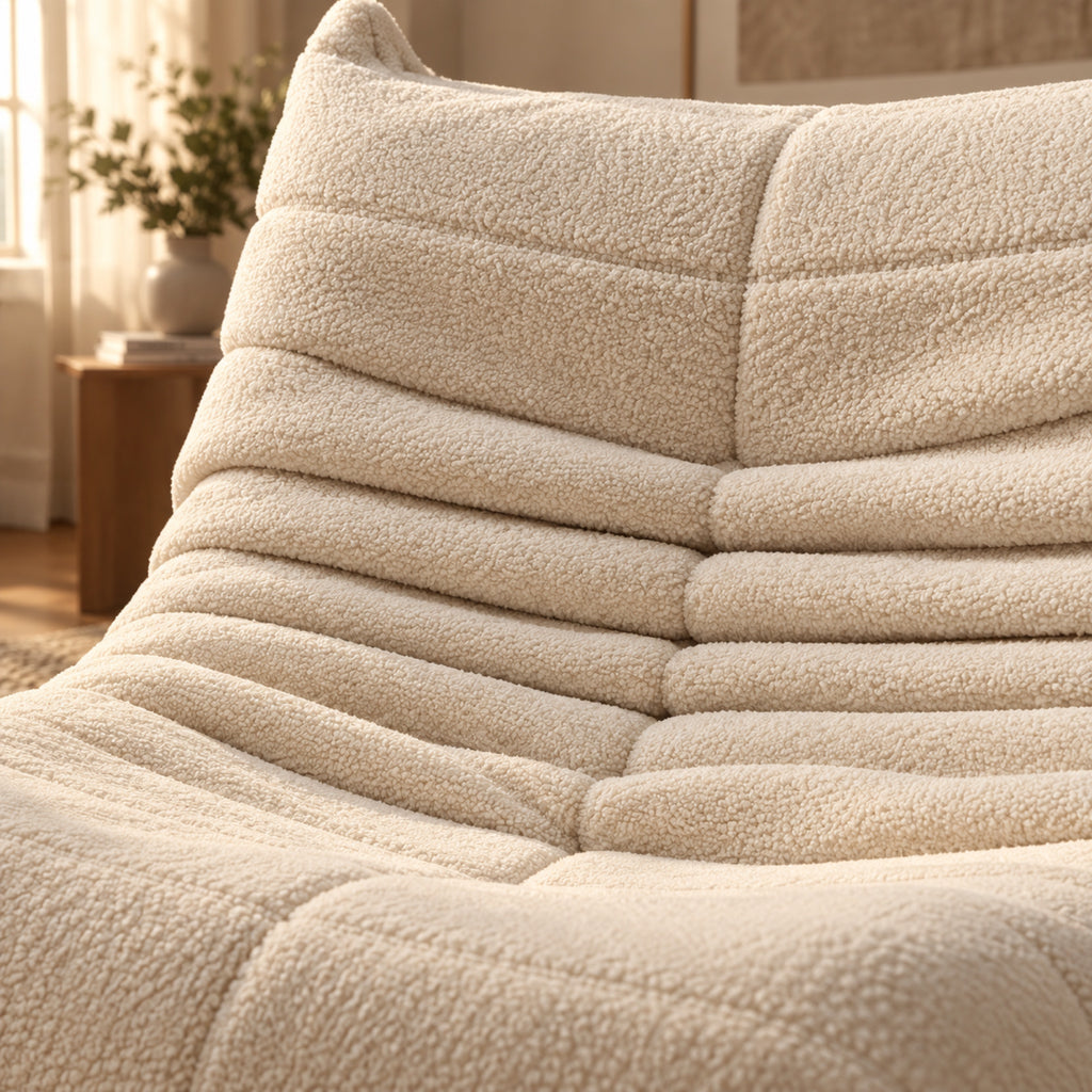 Fauteuil pouf matelassé en bouclette sherpa, gros plan sur la matière, coloris Beige crème