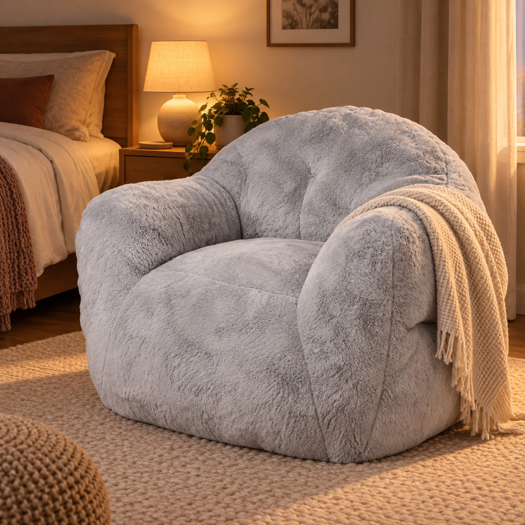 Fauteuil pouf en fausse fourrure gris clair, mis en situation
