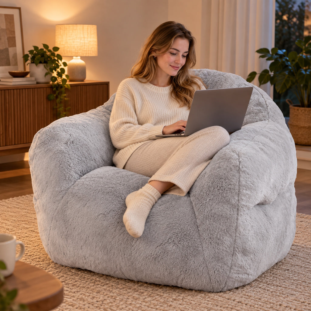 Fauteuil pouf en fausse fourrure gris clair, à l'usage