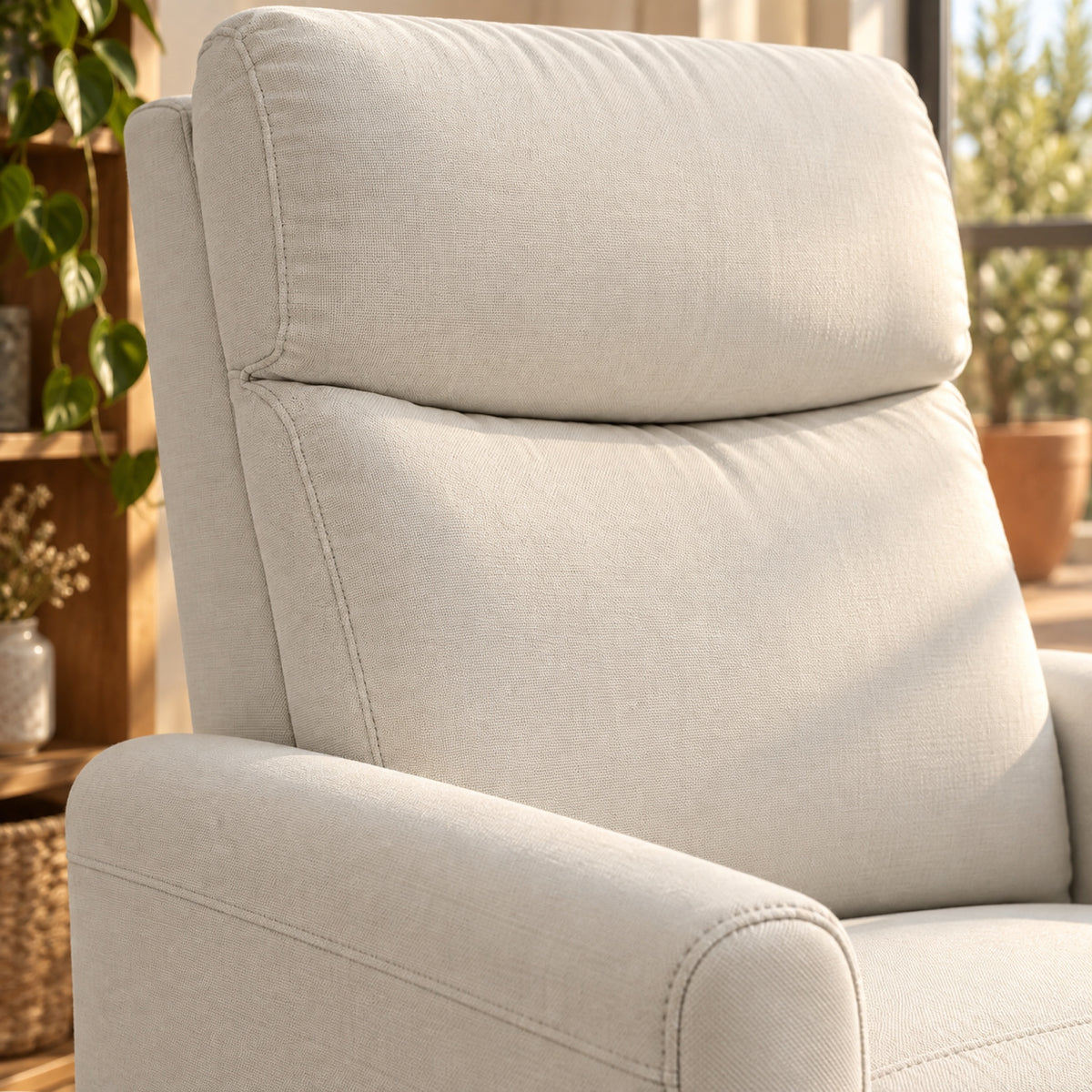 Fauteuil relax en tissu aspect lin crème, repose-pieds, gros plan sur la matière