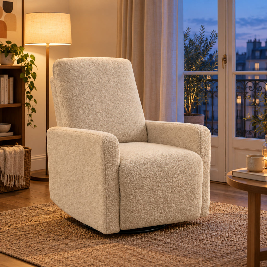 Fauteuil relax en bouclette crème, pivotant et inclinable, mis en situation