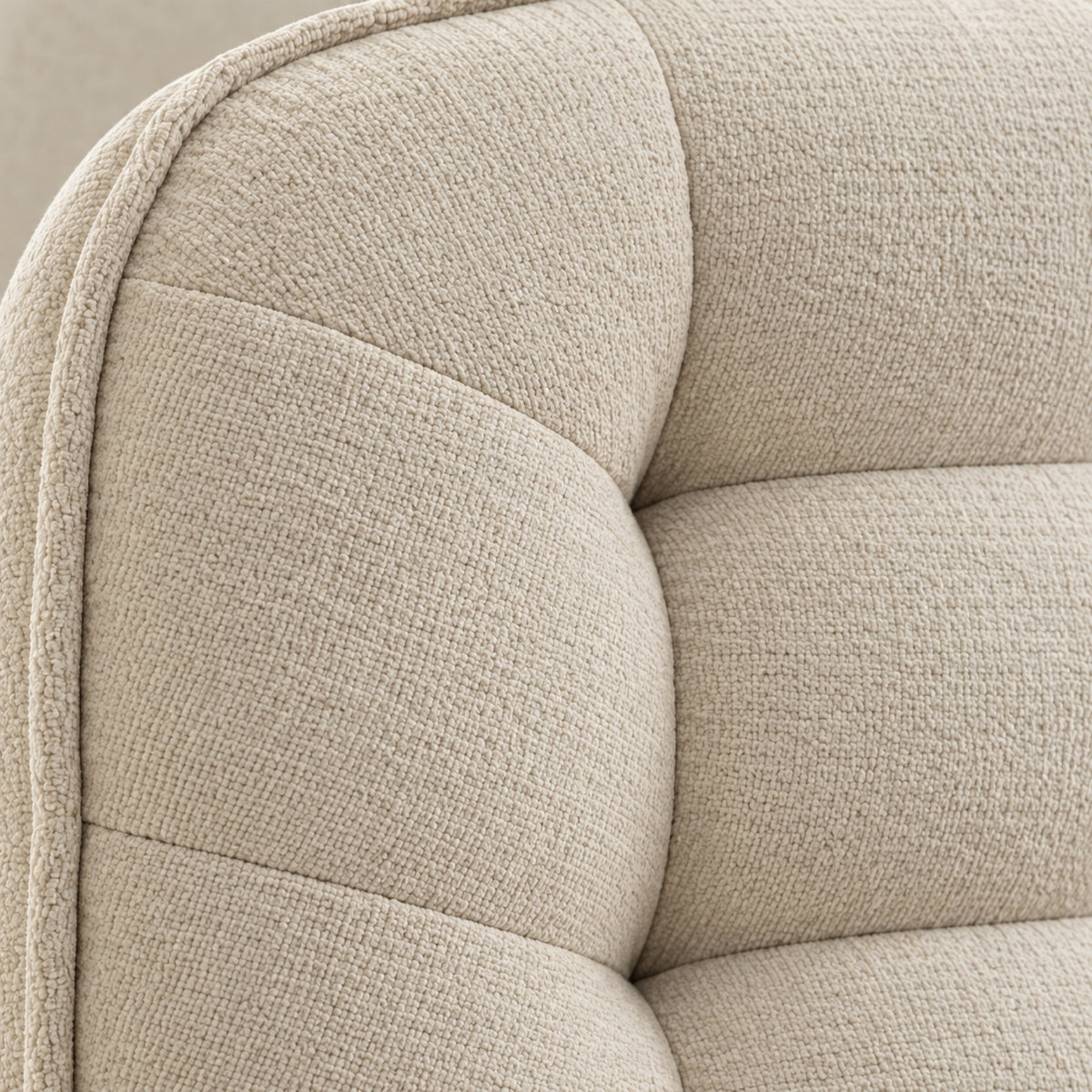 Grand fauteuil relax chenille crème, pivotant et à bascule, gros plan sur la matière