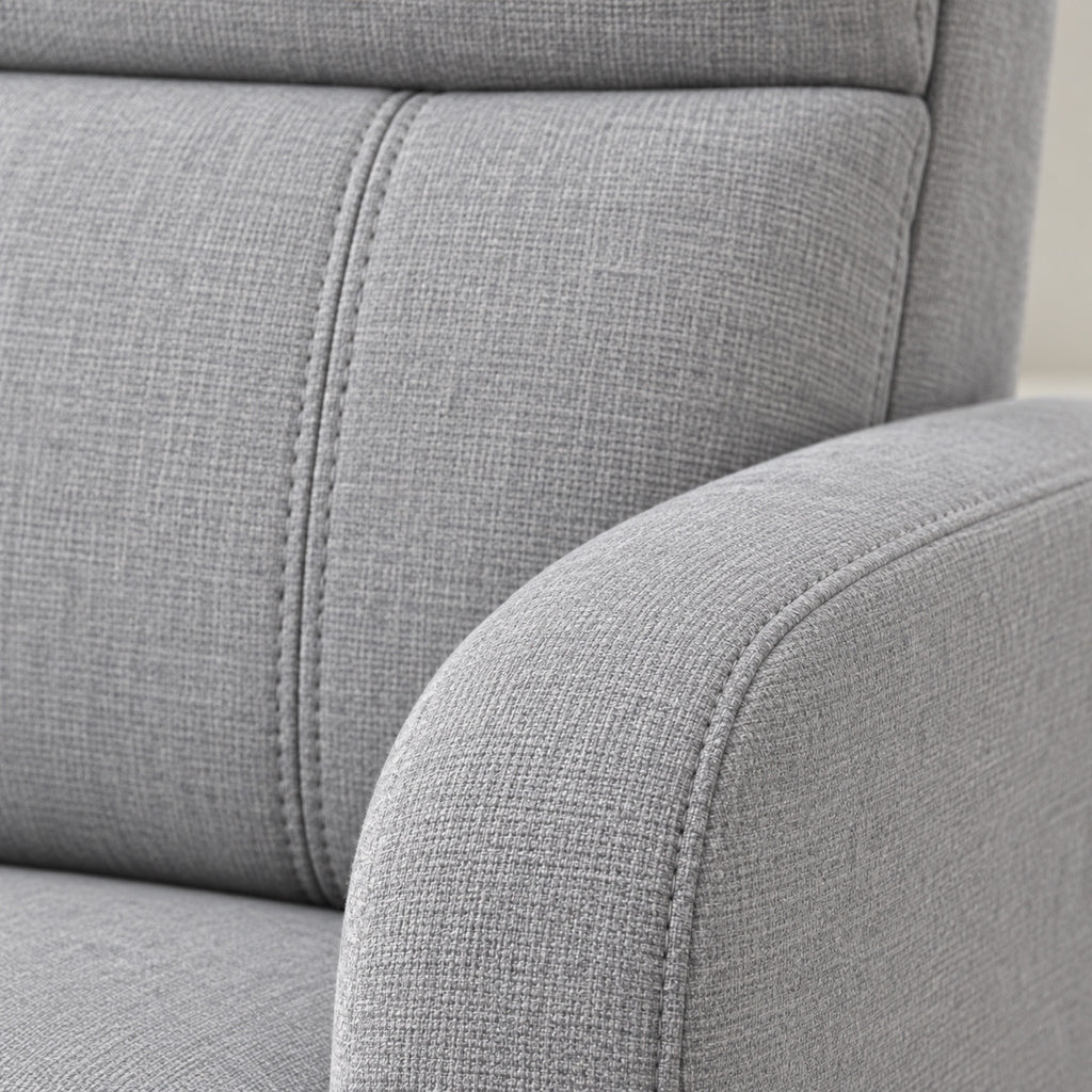 Fauteuil relax manuel en tissu aspect lin gris clair, gros plan sur la matière