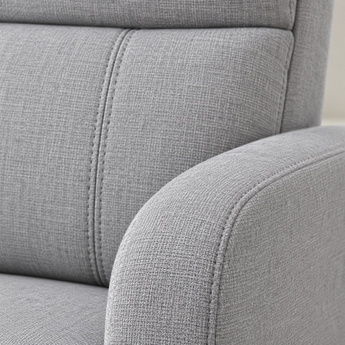 Fauteuil relax manuel en tissu aspect lin gris clair, gros plan sur la matière