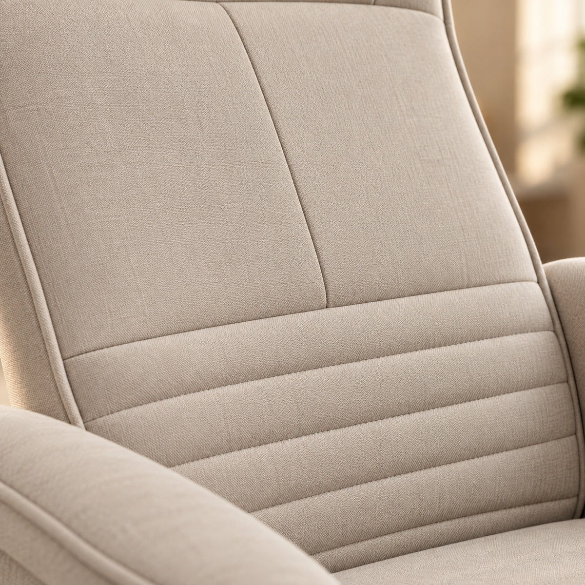 Fauteuil relax pivotant en tissu beige, avec pouf, gros plan sur la matière