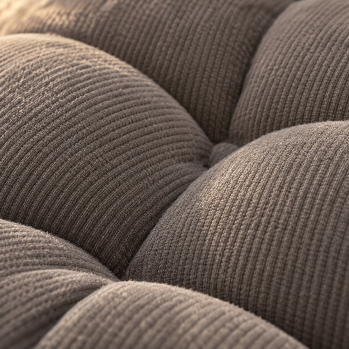 Grand coussin de sol rond en velours côtelé, Ø 55 cm, gros plan sur la matière, coloris Gris taupe