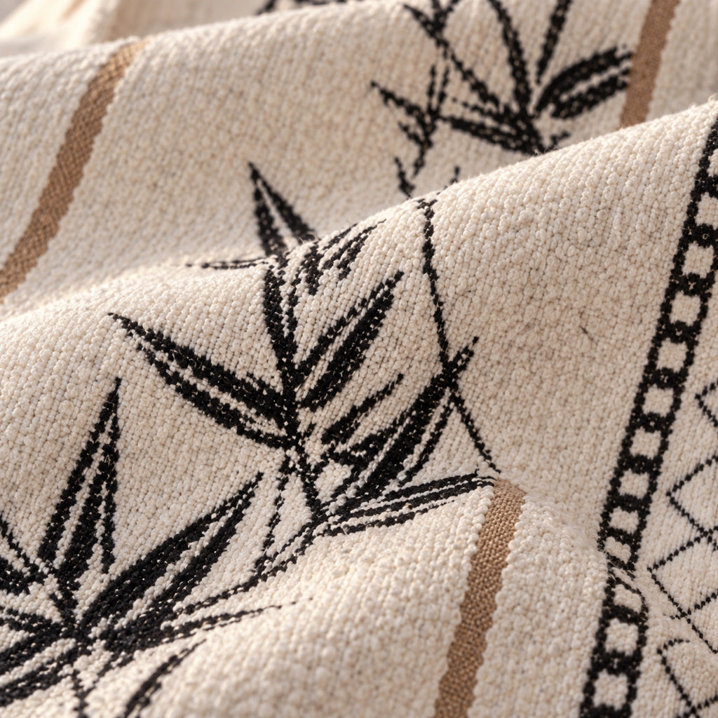 Jeté de canapé jacquard à glands, carreaux ou bambou, gros plan sur la matière, coloris Crème motif bambou