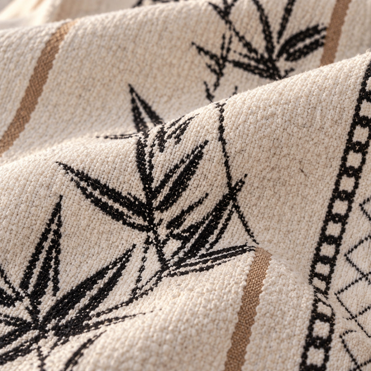 Jeté de canapé jacquard à glands, carreaux ou bambou, gros plan sur la matière, coloris Crème motif bambou