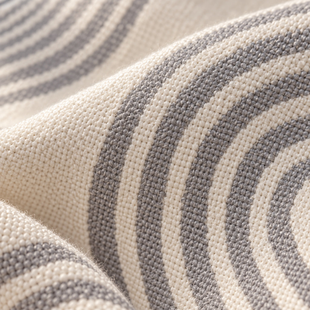 Jeté de canapé jacquard à motif arches et franges, gros plan sur la matière, coloris Gris