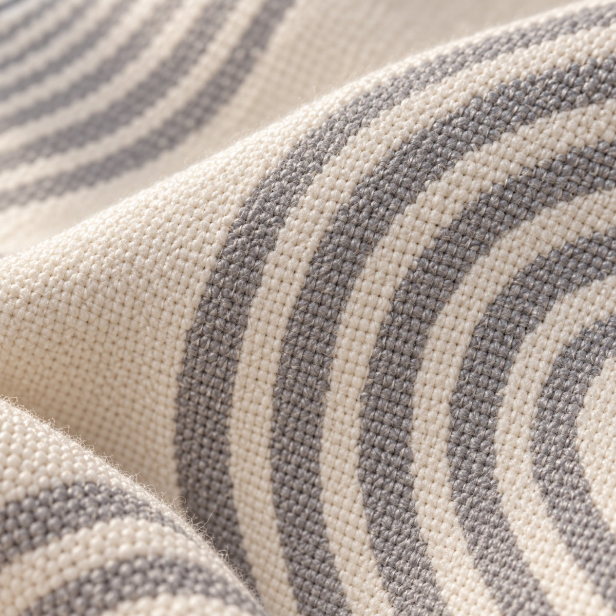 Jeté de canapé jacquard à motif arches et franges, gros plan sur la matière, coloris Gris