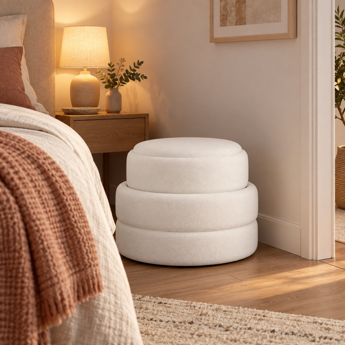 Lot de 2 poufs coffres gigognes en velours blanc, mis en situation
