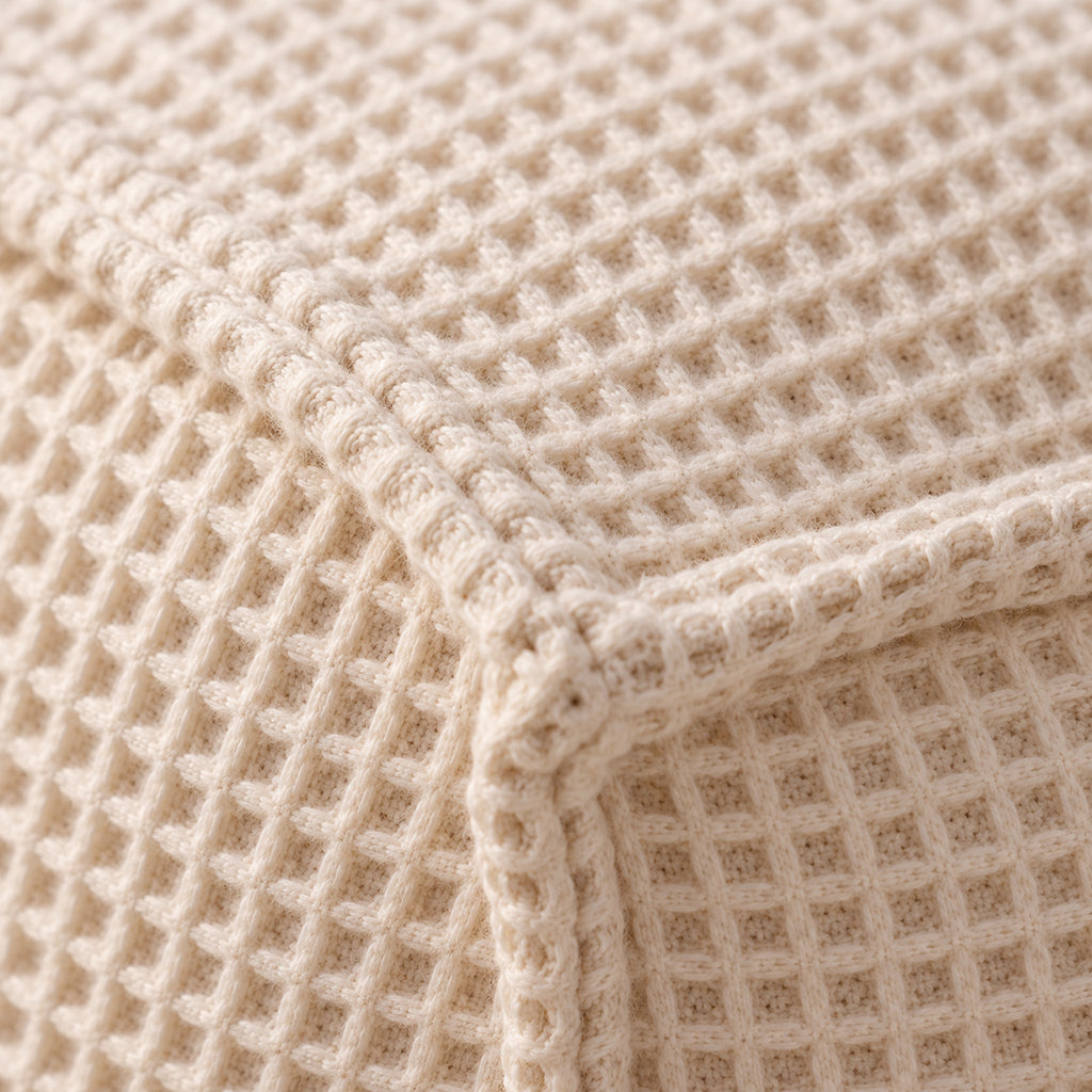 Petit pouf carré en coton gaufré, 30 × 30 cm, gros plan sur la matière, coloris Écru