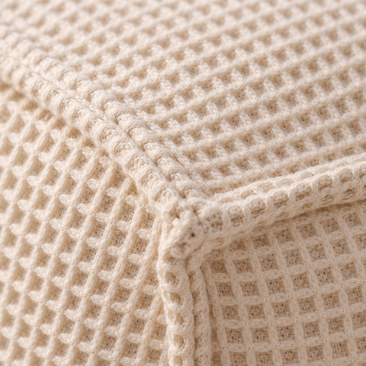 Petit pouf carré en coton gaufré, 30 × 30 cm, gros plan sur la matière, coloris Écru