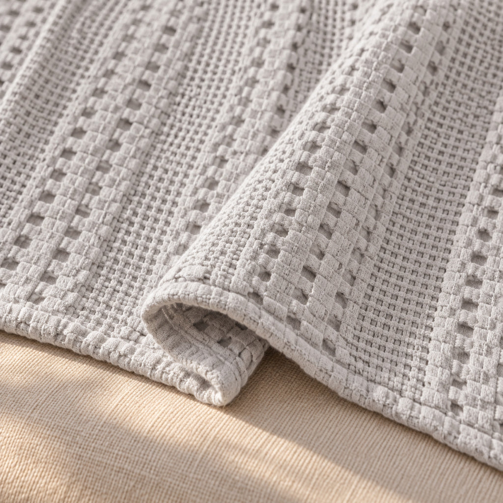 Plaid gaufré en coton, grand format 165 × 230 cm, détail de fabrication, coloris Gris clair