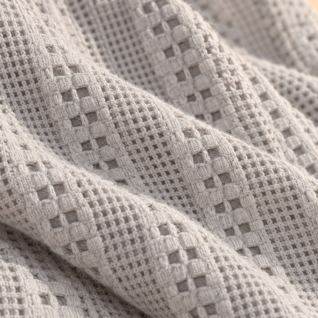 Plaid gaufré en coton, grand format 165 × 230 cm, gros plan sur la matière, coloris Gris clair