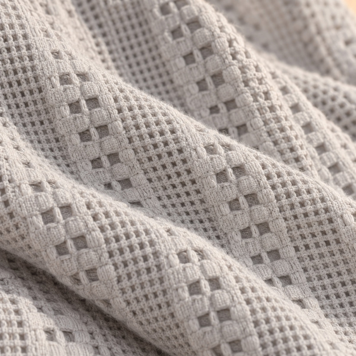 Plaid gaufré en coton, grand format 165 × 230 cm, gros plan sur la matière, coloris Gris clair