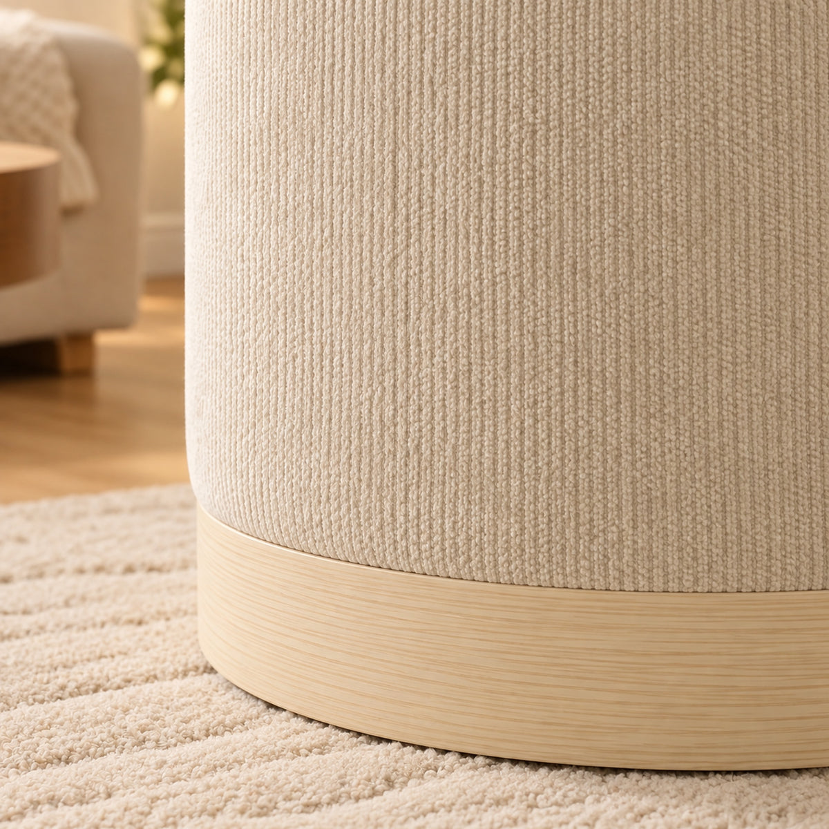 Pouf coffre rond en chenille beige, base effet bois, détail de fabrication