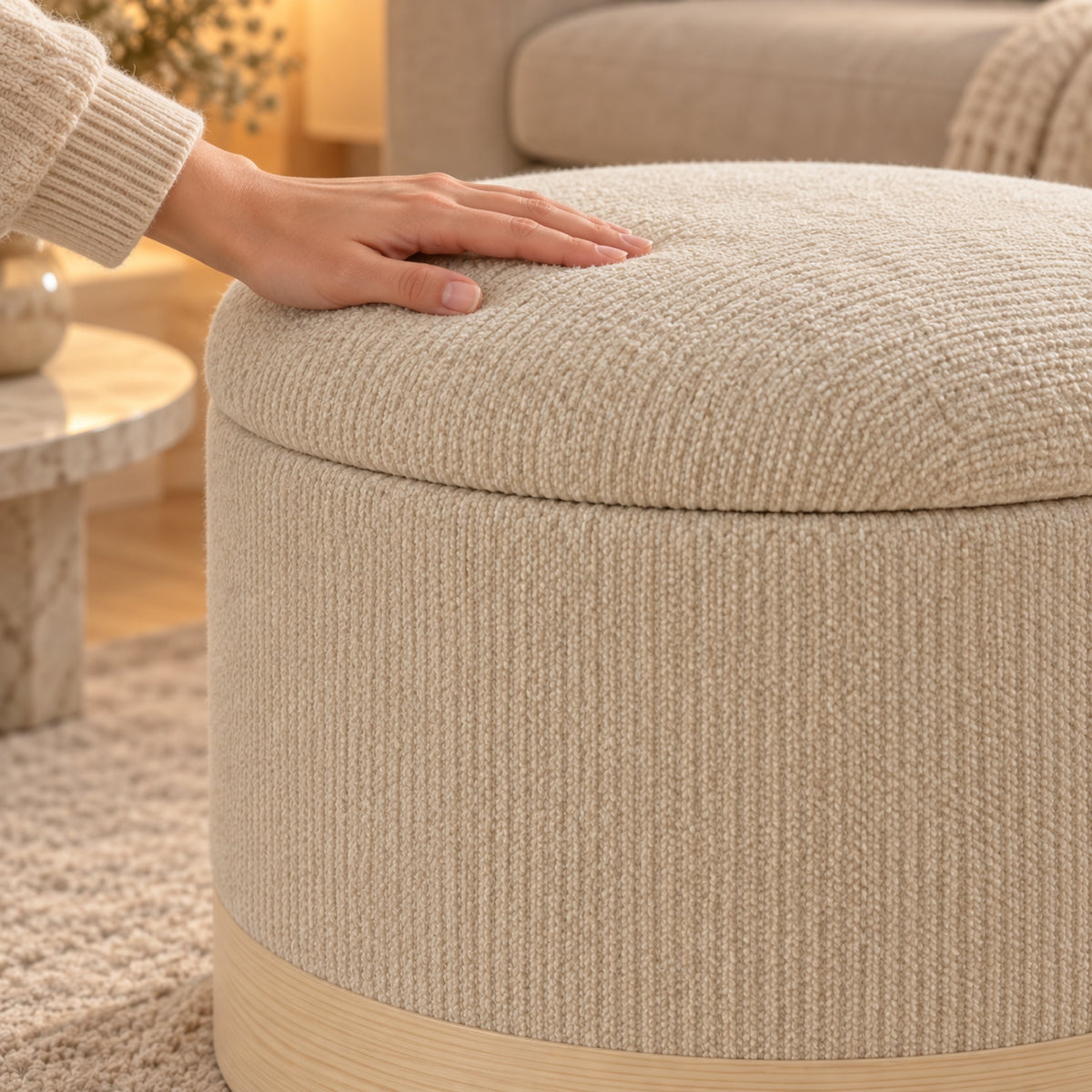 Pouf coffre rond en chenille beige, base effet bois, gros plan sur la matière
