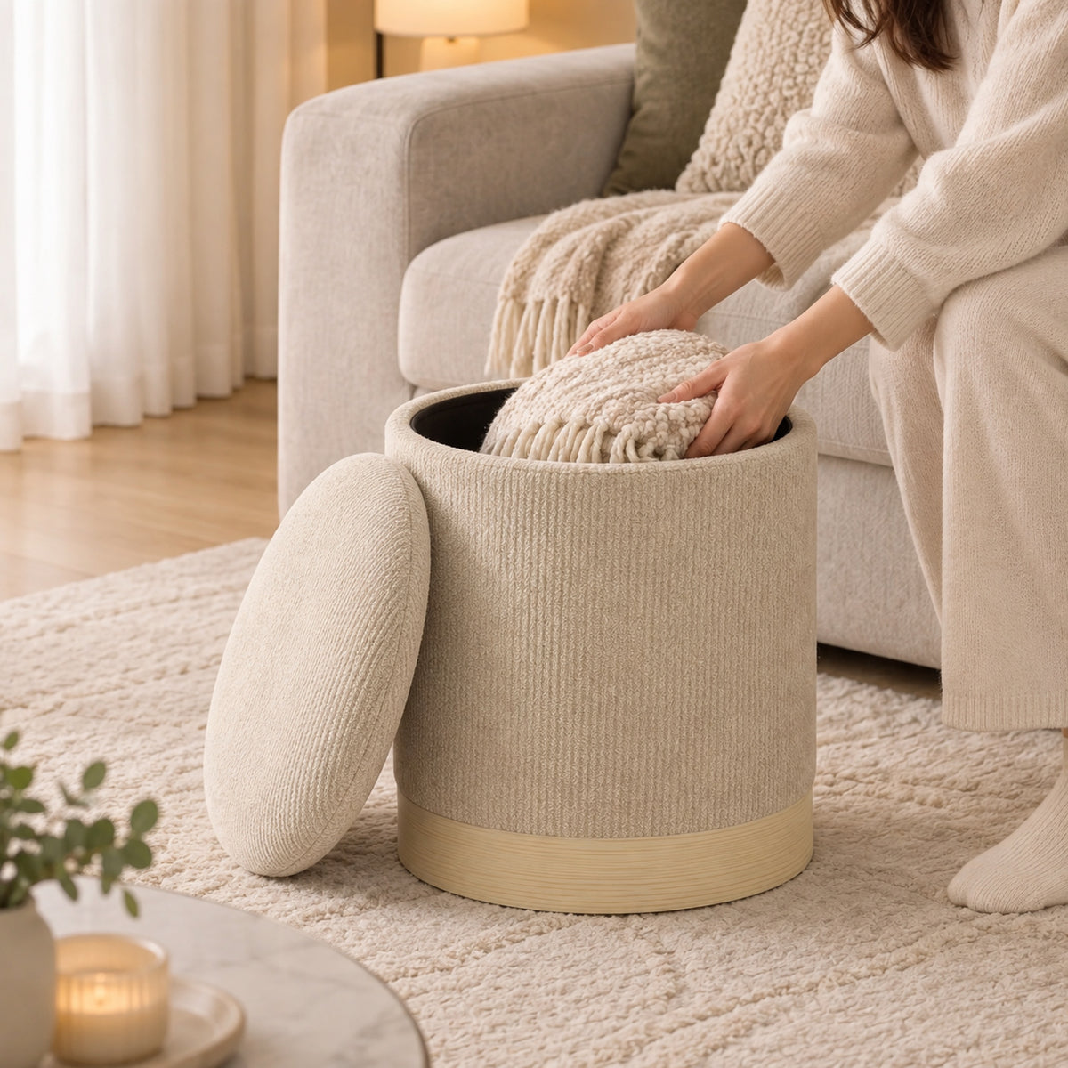 Pouf coffre rond en chenille beige, base effet bois, à l'usage