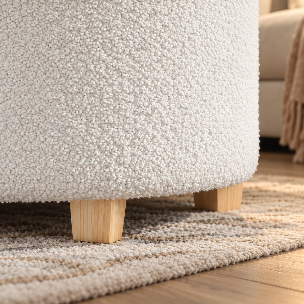 Pouf coffre rond en bouclette blanche, pieds bois, détail de fabrication